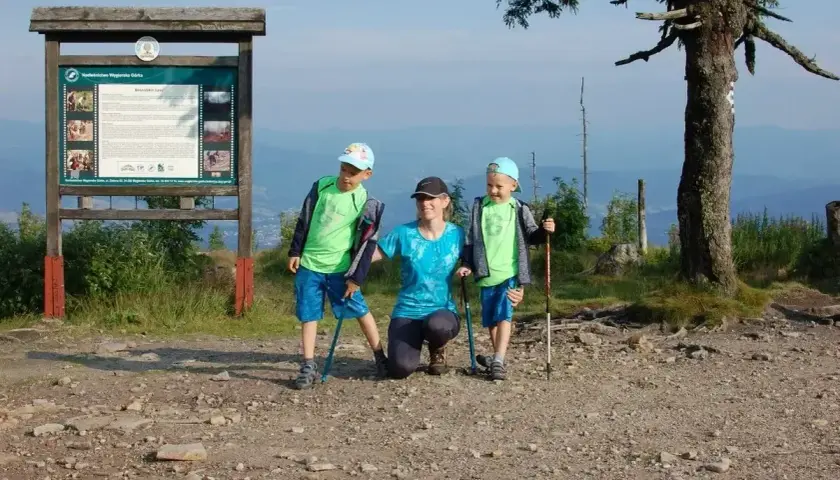 Rodzina na szczycie Baraniej Góry. Mama z dwoma synami, gotowi do dalszej wędrówki.
