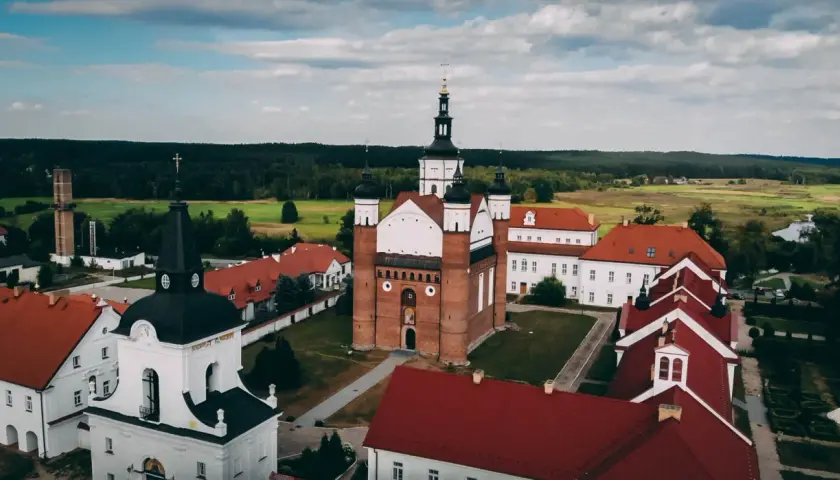 Klasztor w Supraślu, wspaniałe miejsce, które warto zobaczyć w Białymstoku i okolicach. Architektura zachwyca!