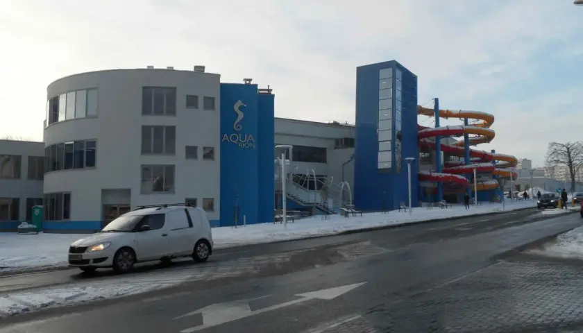 Nowoczesny aquapark w Żorach z kolorowymi zjeżdżalniami i charakterystycznym logo "AQUA RION".