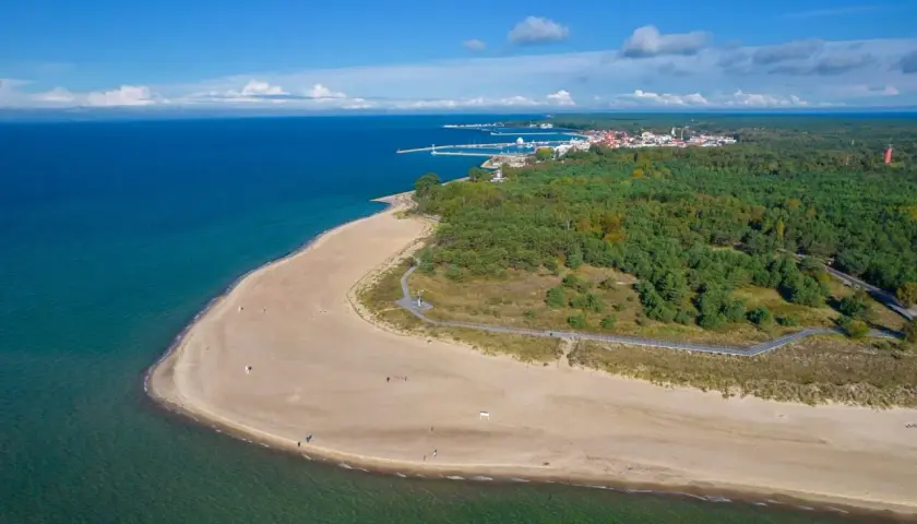 Plaża i las na Helu. Widok z lotu ptaka na turkusowe morze, piaszczysty brzeg i zielony las. Idealne miejsce na wakacyjne atrakcje.