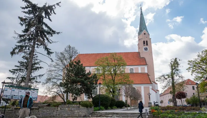 Spacer po rynku w Sobótce. Kościół, drzewa i kwiaty tworzą urokliwe **sobótka atrakcje**.