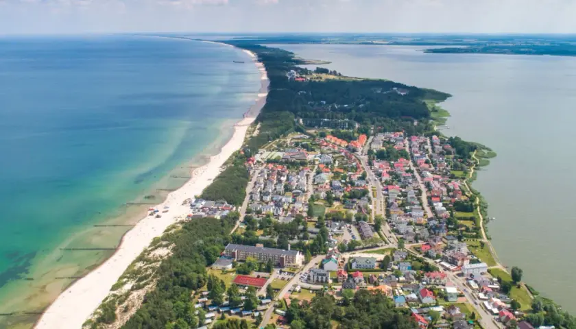 Mielno atrakcje: malownicze widoki na plażę, morze i jezioro Jamno. Urokliwe miasteczko z kolorowymi domkami i zielonymi terenami.