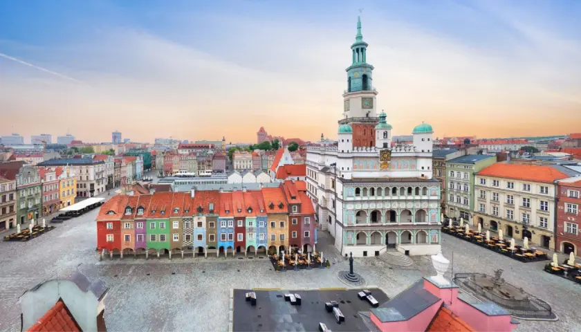 Poznański Rynek, jeden z największych rynków w Polsce, z kolorowymi kamieniczkami i renesansowym ratuszem.