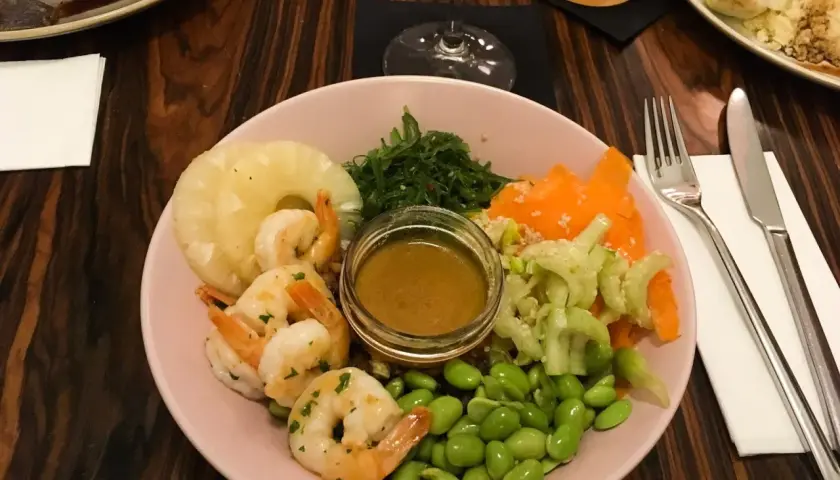 Kraków gdzie zjeść tanio i dobrze? Ta miska z krewetkami, ananasem, edamame i warzywami to dowód, że można!