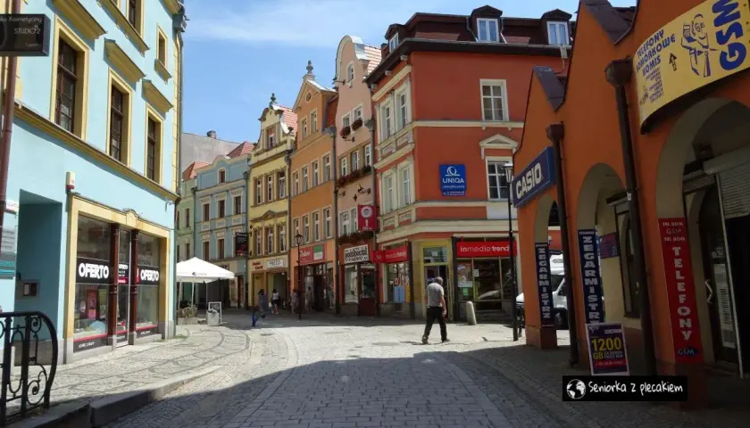 Kolorowe kamienice i brukowana ulica tworzą urokliwy zakątek, idealny do odkrywania **Jelenia Góra atrakcje**.