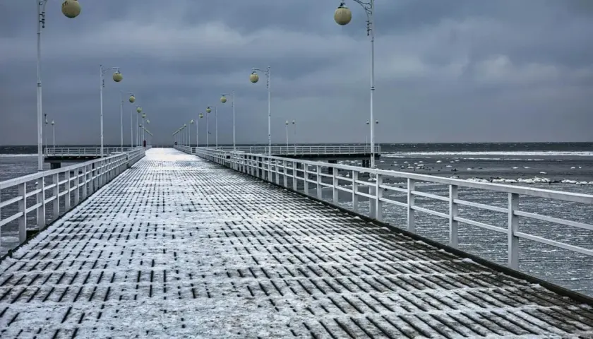 Mroźny spacer po molo w Juracie. Zimą atrakcje są inne, ale widok na Bałtyk i ławice ptaków wynagradza chłód.