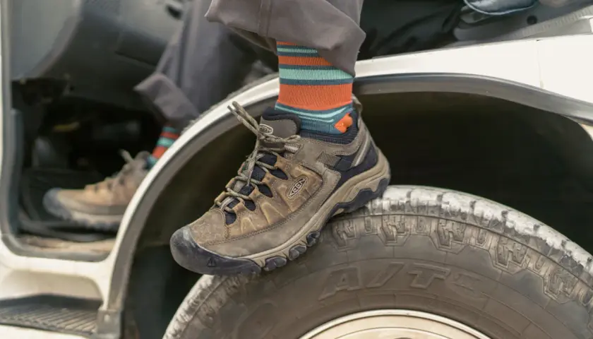 Buty trekkingowe Keen na oponie terenowej. Keen co to za firma? To marka obuwia outdoorowego, idealna na przygody.