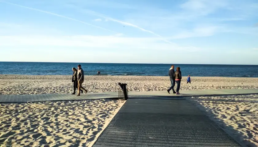 Spacer po plaży we Władysławowie, idealne miejsce na rodzinne atrakcje dla dzieci.
