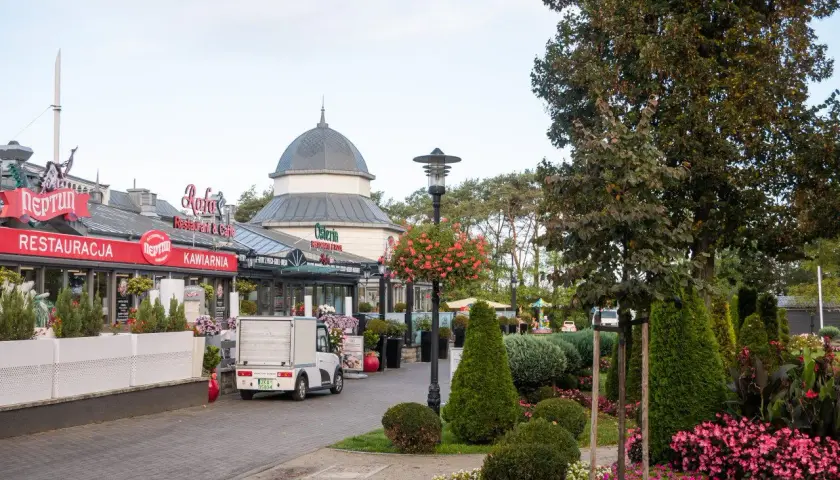 Urokliwe międzyzdroje atrakcje: restauracje, kawiarnie i zadbane tereny zielone tworzą przyjemną atmosferę.