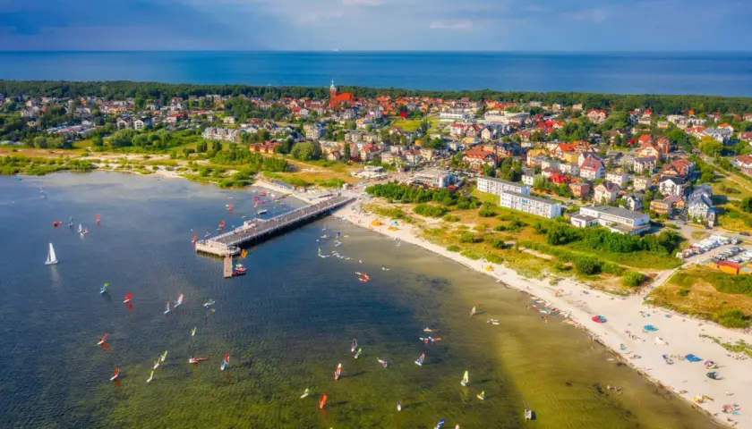 Jastarnia atrakcje: wiatrówki i żaglówki na Zatoce Puckiej, molo, plaża i urokliwe domki.