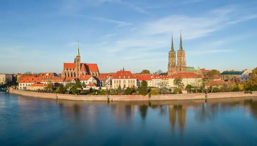 Panorama Ostrowa Tumskiego we Wrocławiu z katedrą i kościołem. Idealne miejsce na darmowe atrakcje Wrocław!