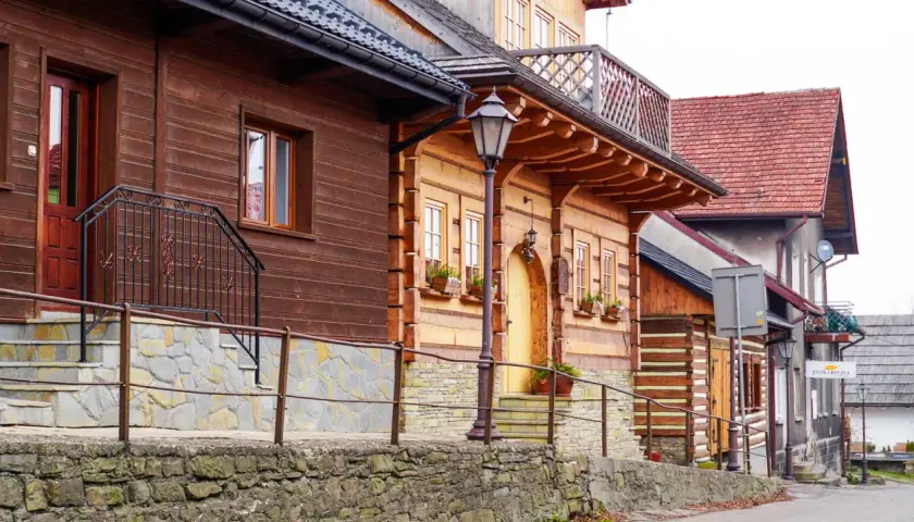 Drewniane domy i kamienne murki tworzą urokliwy krajobraz. Odkryj lanckorona atrakcje i poczuj klimat tego miejsca.