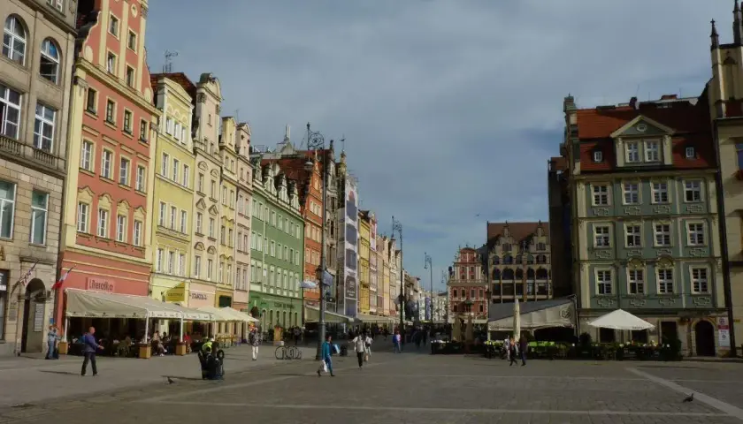 Kolorowe kamienice na Rynku we Wrocławiu, idealne na spacer z przewodnikiem.