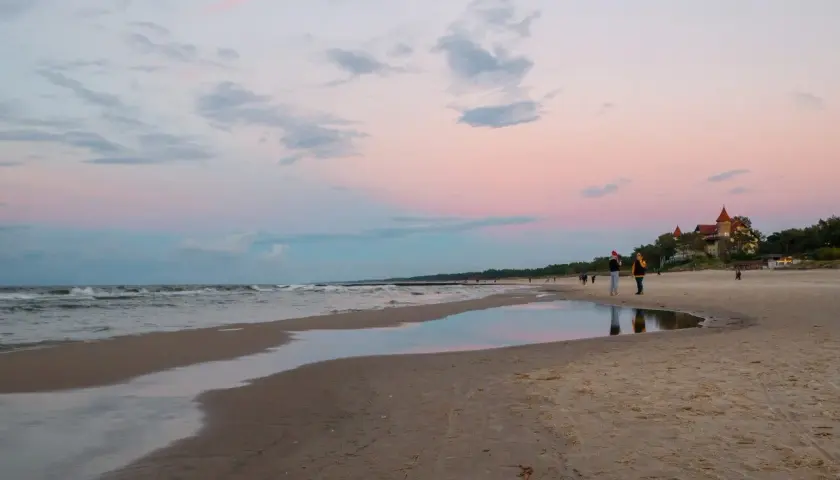 Zachód słońca nad morzem w Łebie. Piękne łeba atrakcje, plaża, zamek i spacerowicze.