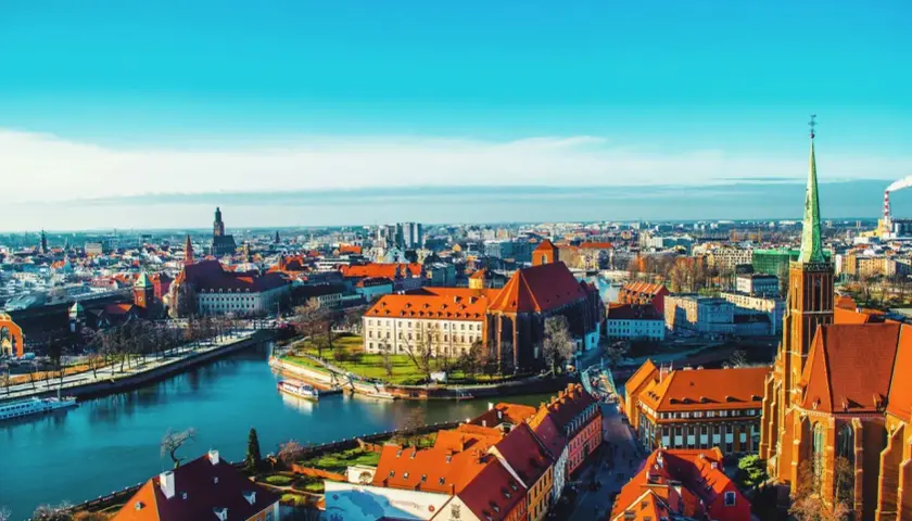 Wrocławski widok z lotu ptaka, rzeka Odra i zabytkowe budowle. To jeden z najpiękniejszych miast w Polsce.
