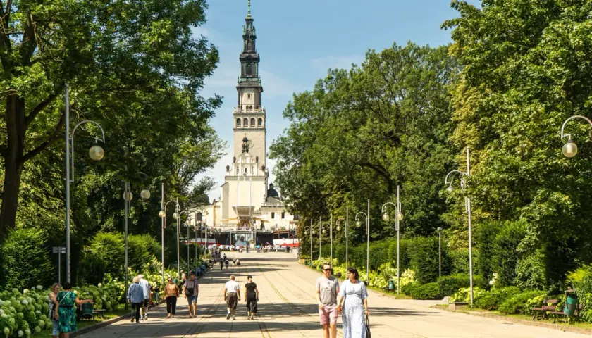 Aleja prowadząca do Jasnej Góry, jednej z głównych **częstochowa atrakcje**. Spacerują nią pielgrzymi i turyści.