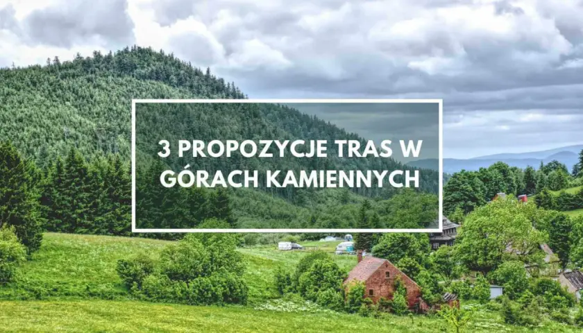 Widok na zalesiony zbocze góry Waligóra. W oddali widać pasmo górskie i kilka domów. Tekst: "3 propozycje tras w Górach Kamiennych".