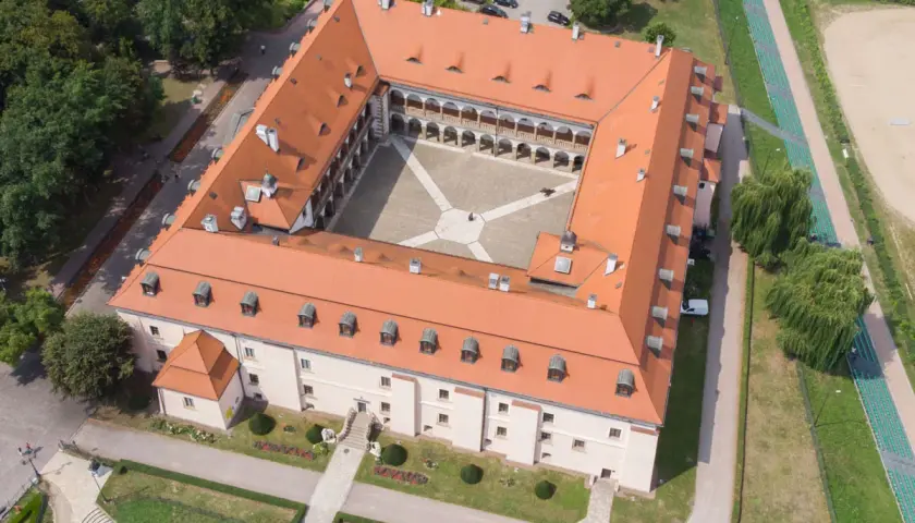 Zamek Królewski w Niepołomicach, z dziedzińcem i arkadowymi krużgankami, to jedna z głównych atrakcji regionu.