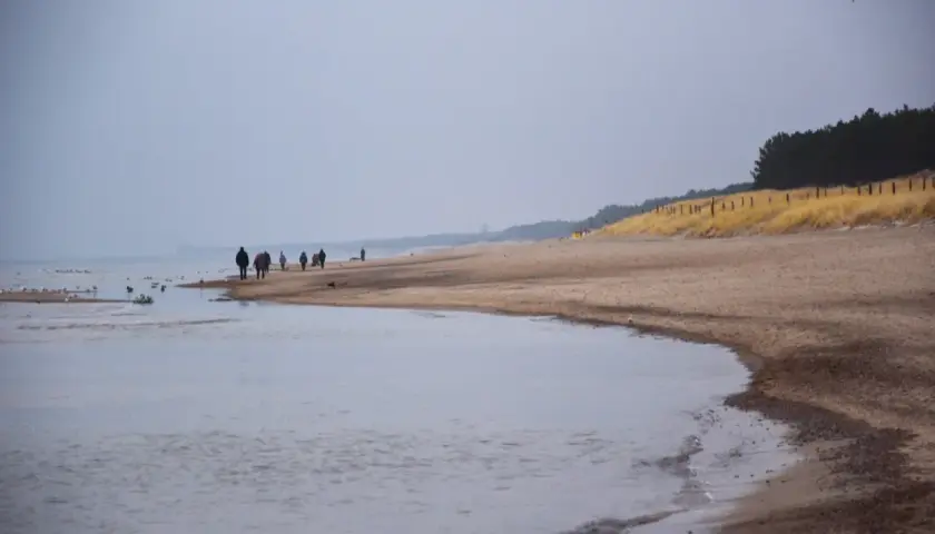 Spacer po plaży w Dąbkach, z widokiem na morze i las. To jedna z wielu atrakcji tego miejsca.