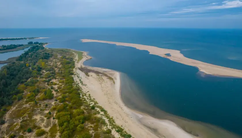 Piękne plaże i zieleń, idealne miejsce, gdzie na wakacje w sierpniu w Polsce.