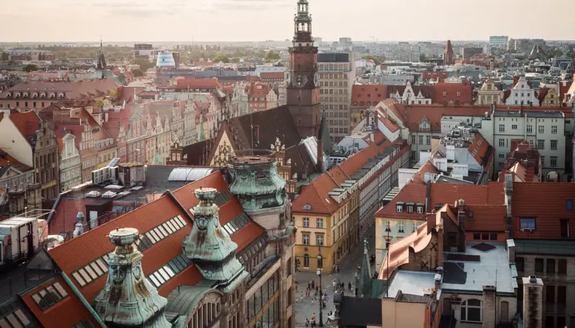 Widok na wrocławskie kamienice i wieżę ratuszową. Odkryj wrocław atrakcje z lotu ptaka.