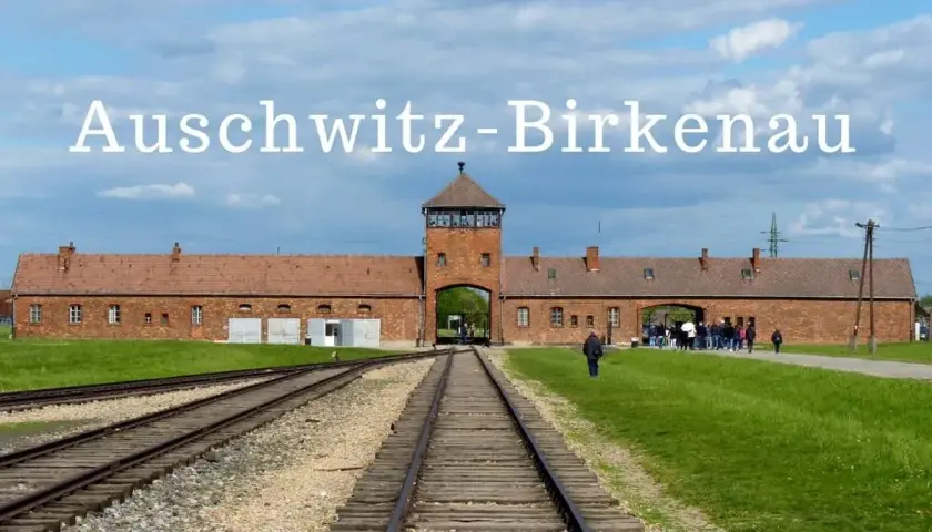Brama wjazdowa do Auschwitz-Birkenau z torami kolejowymi prowadzącymi do obozu.
