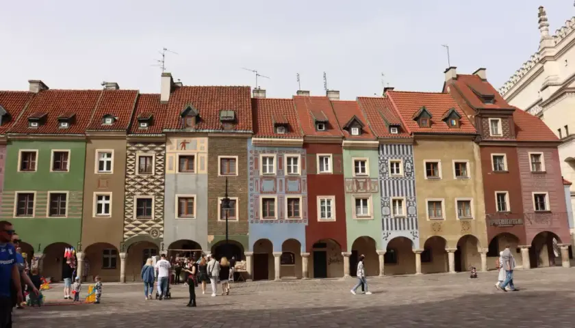 Kolorowe kamienice na Starym Rynku w Poznaniu, jedne z głównych poznańskich atrakcji, zachwycają turystów.