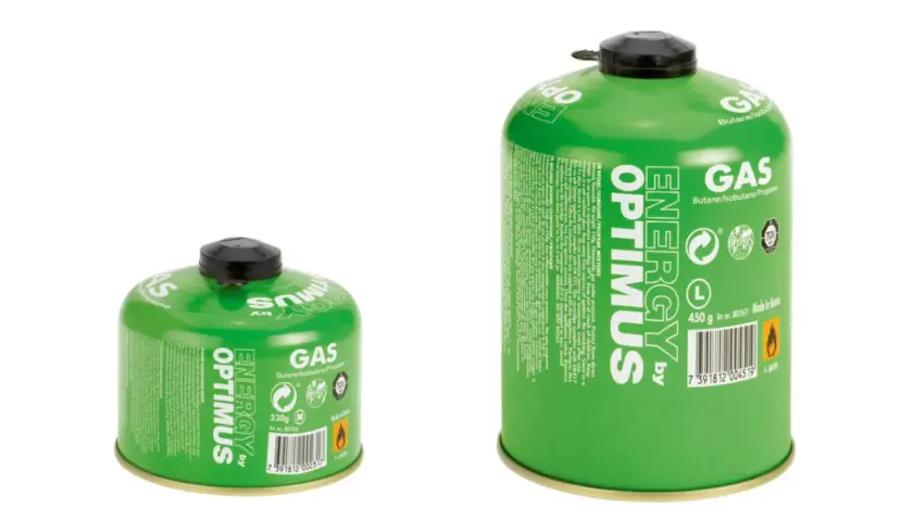 Dwa zielone rodzaje kartuszy gazowych Optimus Energy, jeden mniejszy (230g) i jeden większy (450g), z napisem "GAS" i mieszanką gazów.