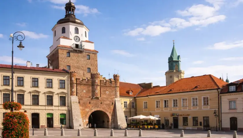 Brama Krakowska i Rynek Starego Miasta w Lublinie. Idealne miejsca, by zobaczyć historię miasta.