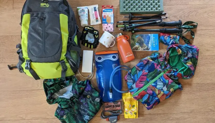 Plecak, kijki trekkingowe, bidon, krem z filtrem, plastry i powerbank – to wszystko, co zabrać w góry latem.