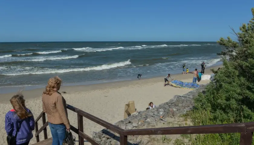 Rodzina na plaży, fale na morzu. Jastrzębia Góra atrakcje to piękne widoki i wypoczynek nad Bałtykiem.