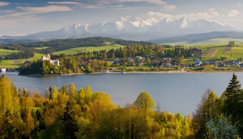 Zamek w Niedzicy nad Jeziorem Czorsztyńskim, otoczony zielenią i górami. Pieniny atrakcje w pełnej krasie.