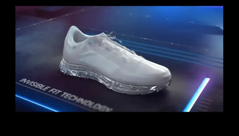 Biały but sportowy z przezroczystą podeszwą, z widocznym napisem GORE-TEX membrane. Technologia Invisible Fit.