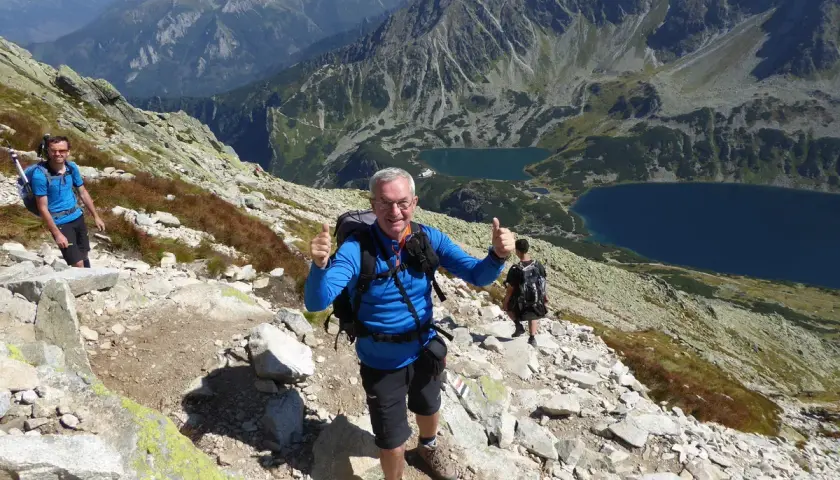 Wspaniały widok na Tatry z Kozi Wierch. Czas przejścia minął, a turyści cieszą się pięknem gór.