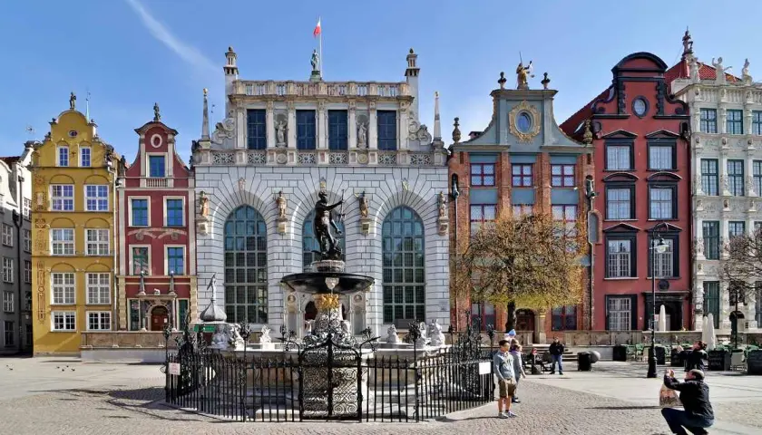 Fontanna Neptuna i kolorowe kamienice na Długim Targu. Gdańsk atrakcje dla młodzieży to spacer po tym historycznym miejscu.