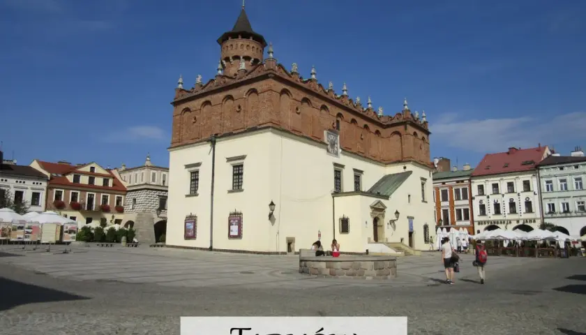 Rynek w Tarnowie z ratuszem i kamienicami. Wspaniałe tarnowskie atrakcje czekają na odkrycie.