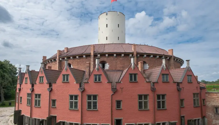Okazała twierdza z czerwoną, pierścieniową zabudową i białym, okrągłym donżonem. Nietypowe atrakcje Gdańska czekają!