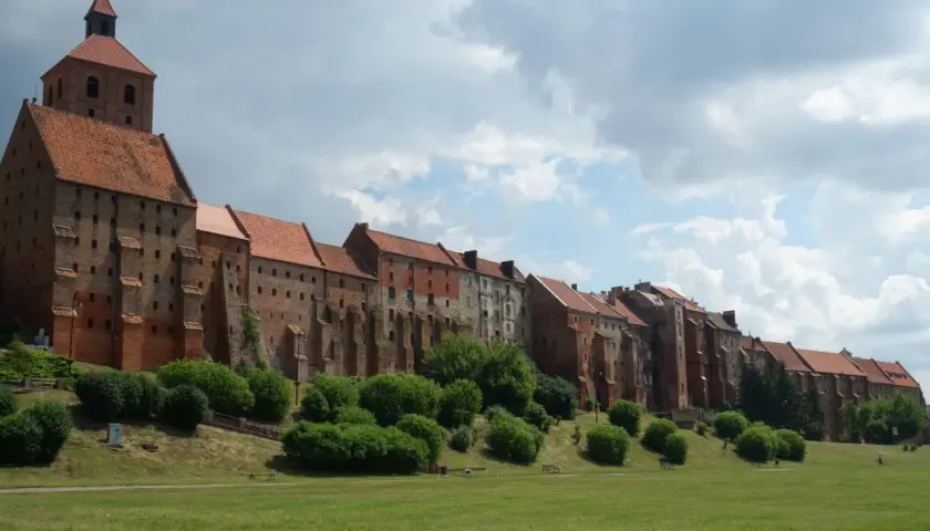 Grudziądz atrakcje: imponująca panorama spichlerzy nad Wisłą, z charakterystyczną wieżą zamkową.