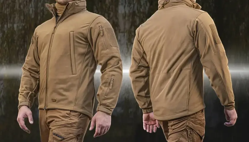 Męska kurtka taktyczna z materiału softshell w kolorze piaskowym, z licznymi kieszeniami i rzepami.