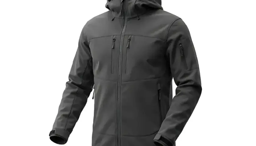 Szara kurtka softshell z kapturem i licznymi kieszeniami. Czy softshell jest nieprzemakalny? Ten model zapewnia ochronę przed deszczem.