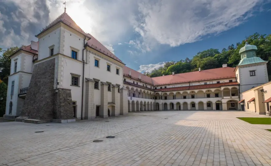 Zamek w Suchej Beskidzkiej - co zobaczyć i jak zaplanować wizytę
