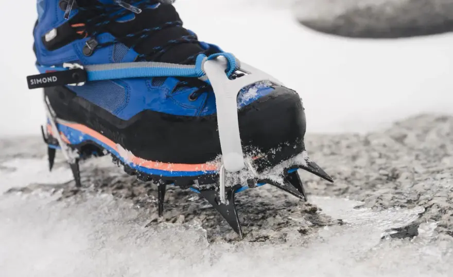 Buty z rakami w góry - Jak wybrać idealne na lód i śnieg?