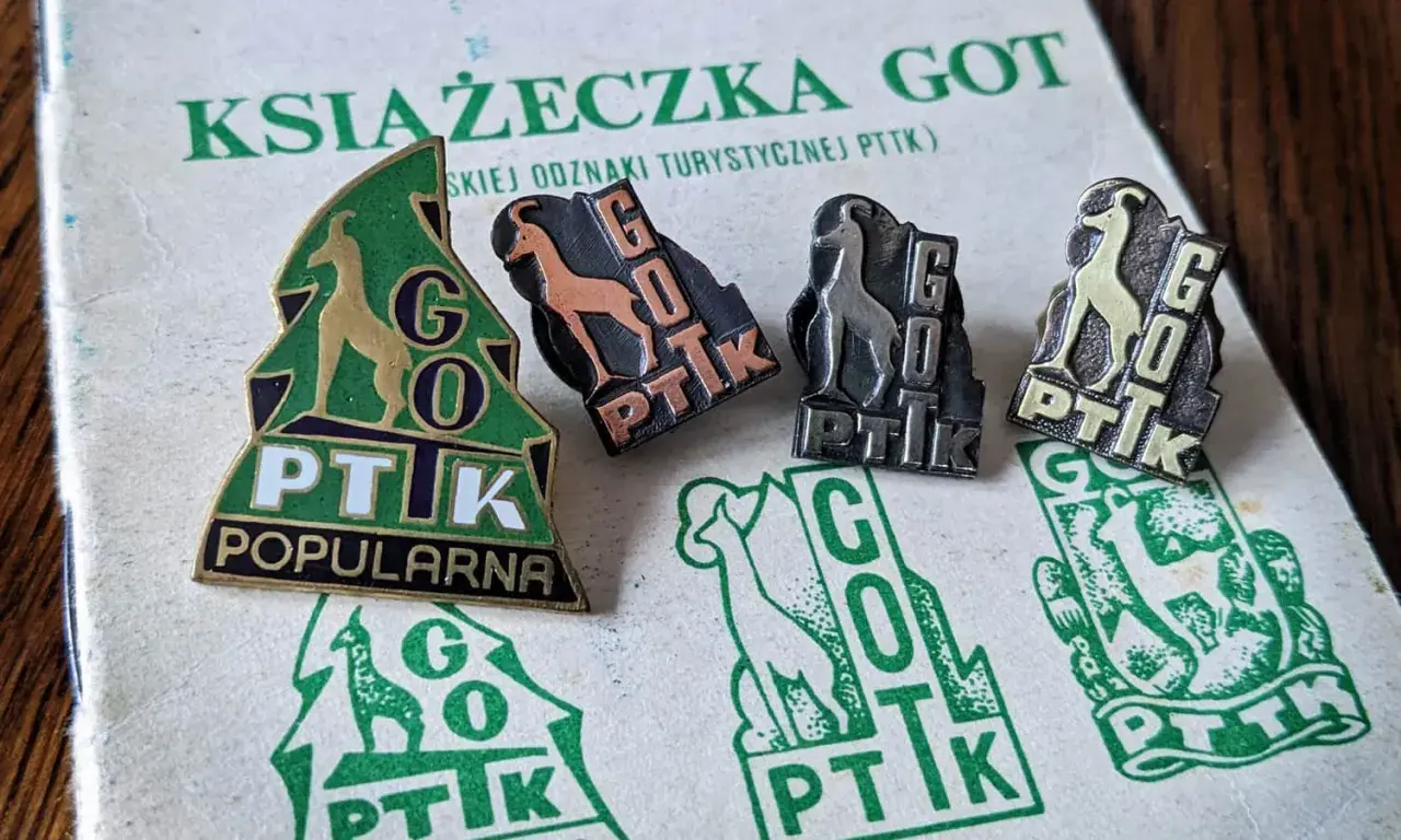 Książeczka GOT z odznakami turystycznymi PTTK. Odznaki przedstawiają kozice i napis GOT PTTK.