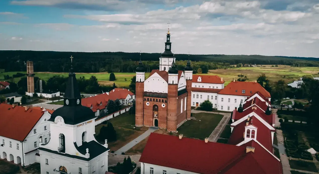 Klasztor w Supraślu, wspaniałe miejsce, które warto zobaczyć w Białymstoku i okolicach. Architektura zachwyca!