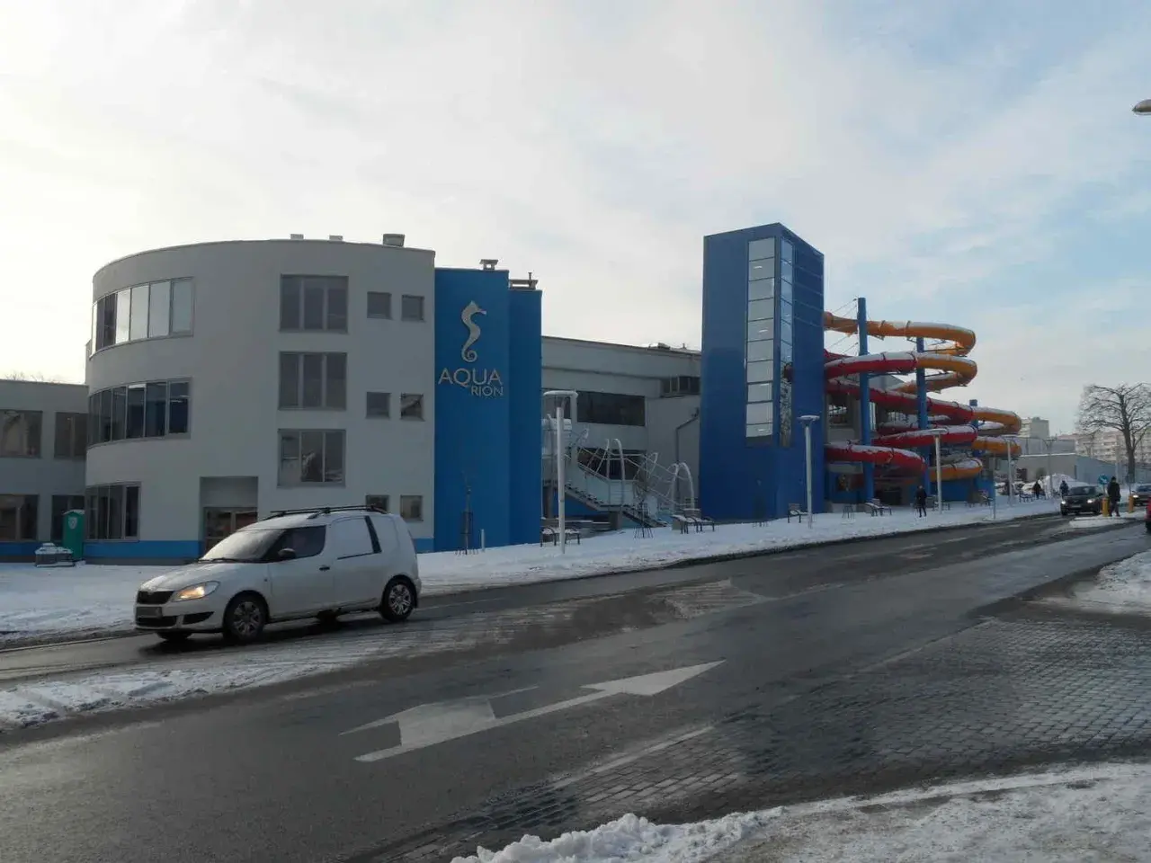 Nowoczesny aquapark w Żorach z kolorowymi zjeżdżalniami i charakterystycznym logo "AQUA RION".