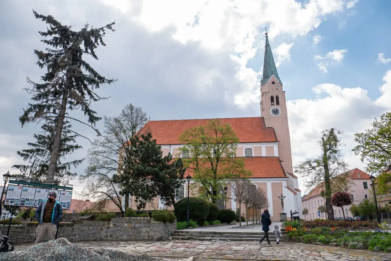 Spacer po rynku w Sobótce. Kościół, drzewa i kwiaty tworzą urokliwe **sobótka atrakcje**.
