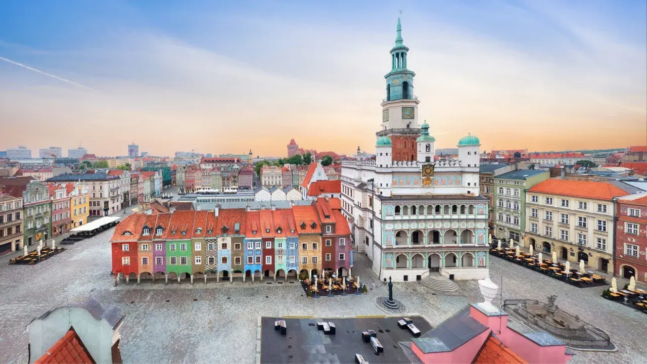 Poznański Rynek, jeden z największych rynków w Polsce, z kolorowymi kamieniczkami i renesansowym ratuszem.
