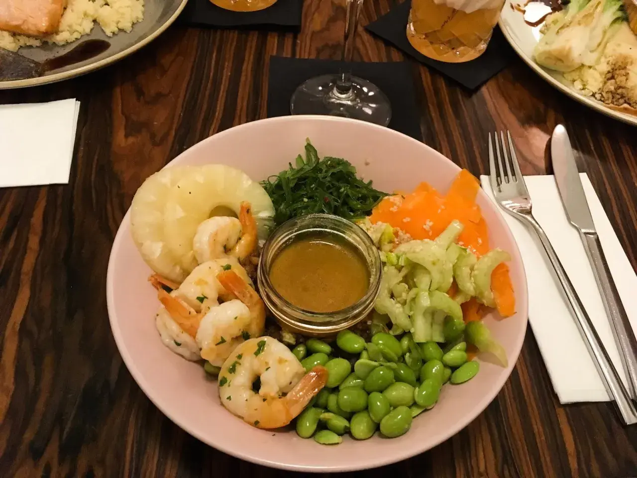 Kraków gdzie zjeść tanio i dobrze? Ta miska z krewetkami, ananasem, edamame i warzywami to dowód, że można!