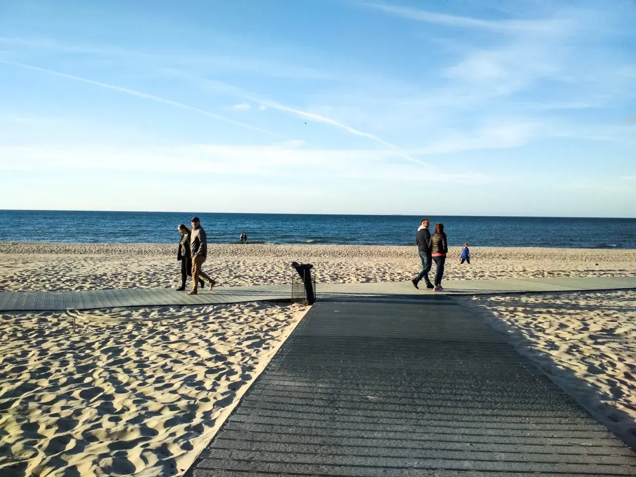 Spacer po plaży we Władysławowie, idealne miejsce na rodzinne atrakcje dla dzieci.