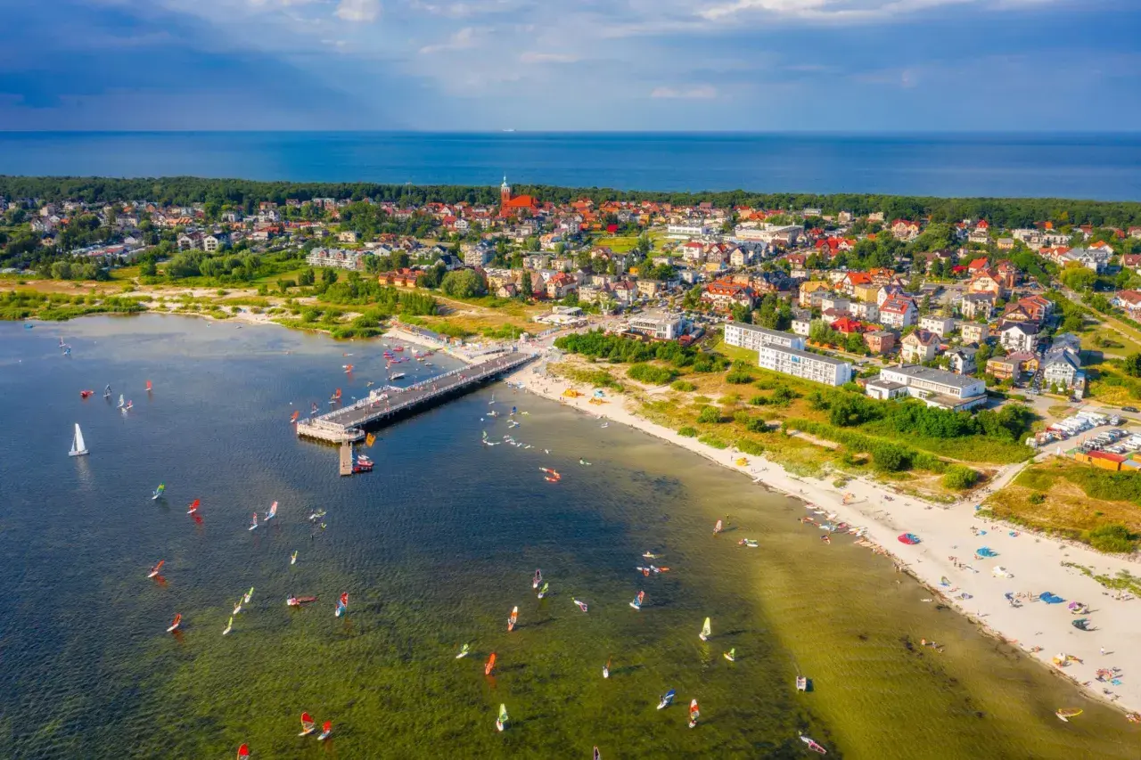 Jastarnia atrakcje: wiatrówki i żaglówki na Zatoce Puckiej, molo, plaża i urokliwe domki.